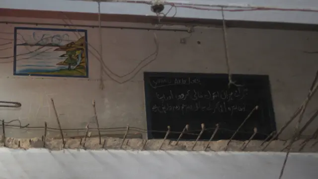 عمارت کی دوسری منزل پر ایک ٹوٹے ہوئے کمرہ جماعت کے بلیک بورڈ پر چاک سے تنبیہی عبارت درج ہے مگر اسی دیوار کے عقب میں قائم کمروں میں سکول بدستور قائم ہیں۔