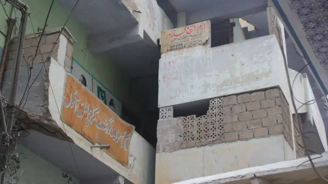 سکول کی انتظامیہ نے زینوں کے حصوں پر دیواریں کھڑی کرکے ایک ایک کمروں کے سکول بنا رکھے ہیں جہاں فی الوقت گرمیوں کی چھٹیوں کی وجہ سے تدریسی عمل بند ہے۔