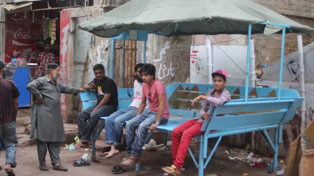 علاقے میں تنگ اور چھوٹے مکانات کی وجہ سے گرمی میں لوگ زیادہ تر گلیوں میں تخت اور چارپائیوں پر بیٹھتے ہیں۔ ان کا کہنا ہے کہ وہ مخدوش عمارت کی وجہ سے مسلسل خوف کا شکار رہتے ہیں۔علاقے کے مکینوں کا کہنا ہے کہ مخدوش عمارت جھڑ رہی ہے اور اس سے اکثر پتھر نیچے آکے گرتے ہیں جس سے لوگوں کے زخمی ہونے کا خطرہ ہے۔