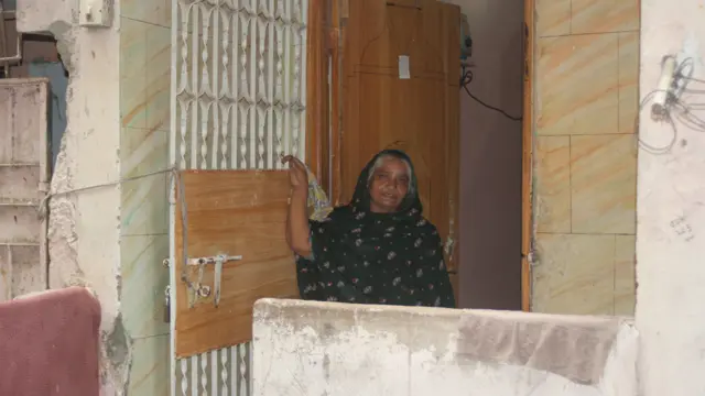 65 سالہ زینت مخدوش عمارت کے پڑوس میں رہتی ہیں۔ ان کے بقول عمارت پرانی طرز پر بنی ہوئی ہے اور ستونوں کی بجائے دیواروں پر ہی کھڑی ہے اور کسی بھی وقت گرسکتی ہے جس سے جانی و مالی نقصان ہوسکتا ہے۔