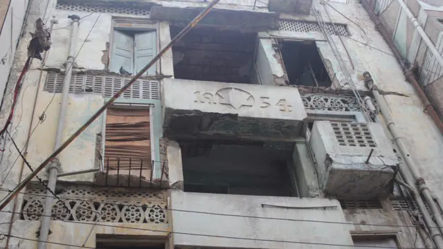 سندھ بلڈنگ کنٹرول اتھارٹی نے حالیہ بارشوں کے بعد کراچی شہر کی 288 عمارتوں کو خطرناک قرار دے کر مکینوں سے انہیں فوری خالی کرنے کا کہا ہے مگر ان میں ایسی کئی عمارتیں ہیں جو کئی برسوں سے خالی ہیں مگر انہیں گرایا نہیں جاتا۔