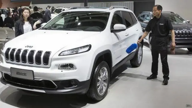  الباحثون اخترقوا سيارة جيب شيروكي وتحكموا فيها عن بعد، مما أثار المخاوف حول احتمالات تعرض السيارات للقرصنة من خلال الانترنت أو شبكة الهاتف المحمول