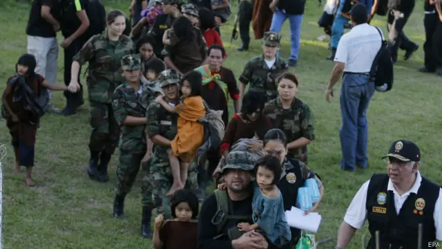 Militares peruanos rescatan a niños en cautiverio por Sendero Luminoso