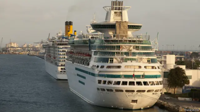 Navio de cruzeiro ancorado em Miami, em foto de arquivo; 'O pessoal acha que, como os navios são turísticos, o controle migratório é mais frouxo', diz advogado