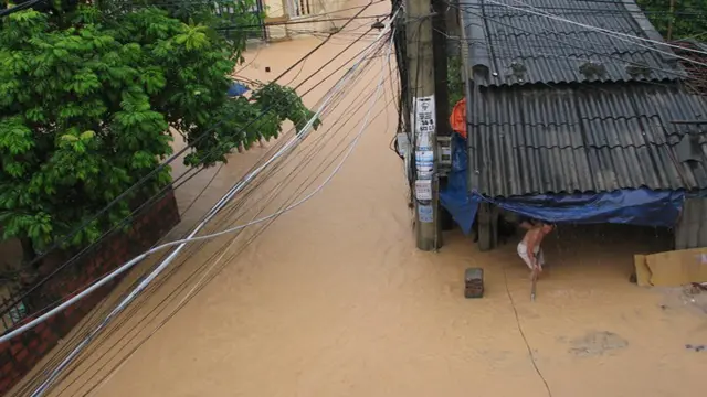 Nhiều khu vực vẫn còn bị ngập lụt.
