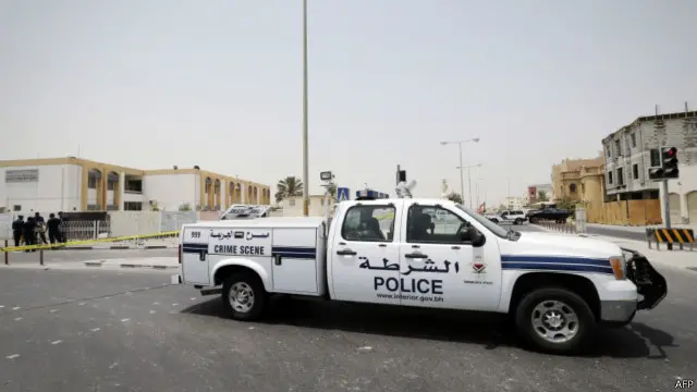 جاء قرار البحرين بعد الإعلان عن اكتشاف ما تقول الشرطة البحرينية إنه مخزون من الأسلحة والعبوات الناسفة