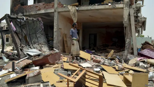 يشن التحالف العسكري بقيادة السعودية غارات داخل اليمن منذ أواخر مارس/آذار الماضي.