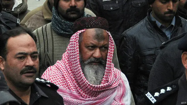 ملک اسحاق پر شیعہ اور دیگر مسالک سے تعلق رکھنے والے افراد کے قتل کے درجنوں مقدمات قائم کیے گئے تھے اور وہ تقریباً پندرہ سال جیل میں رہے