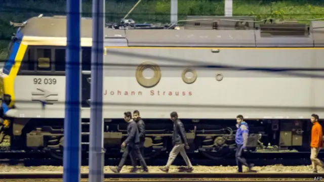 په فرانسه کې کډوال هڅه کوي چې د لاریو او نورو باري موټرو له لارې ځانونه بریتانیا ته ورسوي.