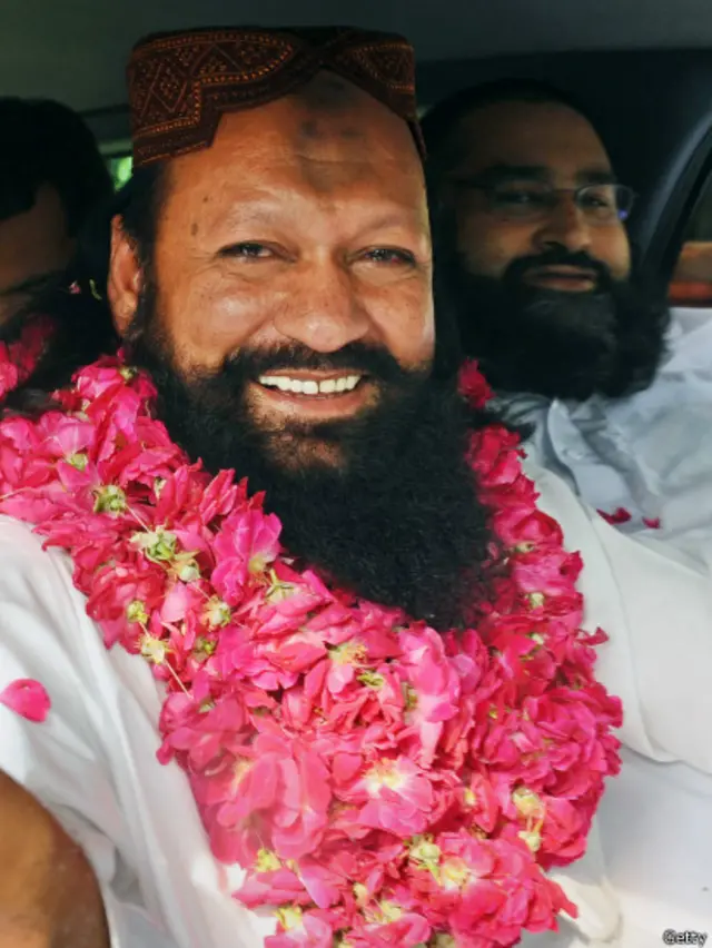 ملک اسحاق پر شیعہ اور دیگر مسالک سے تعلق رکھنے والے افراد کے قتل کے درجنوں مقدمات قائم کیے گئے تھے اور وہ تقریباً 15 سال جیل میں رہے