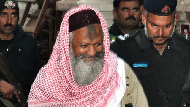 پنجاب کے ضلع مظفرگڑھ میں 29 جولائی کو پولیس کی ایک کارروائی کے دوران کالعدم شدت پسند تنظیم لشکرِ جھنگوی کے بانی و سابق امیر ملک اسحاق سمیت 14 شدت پسند ہلاک ہوگئے تھے