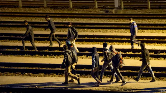 Para migran terus mengupayakan segala cara untuk memasuki terminal lintas terowongan menuju Inggris