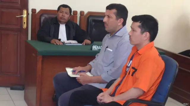 Ahmet Bozoglan didampingi penerjemah dalam persidangan.