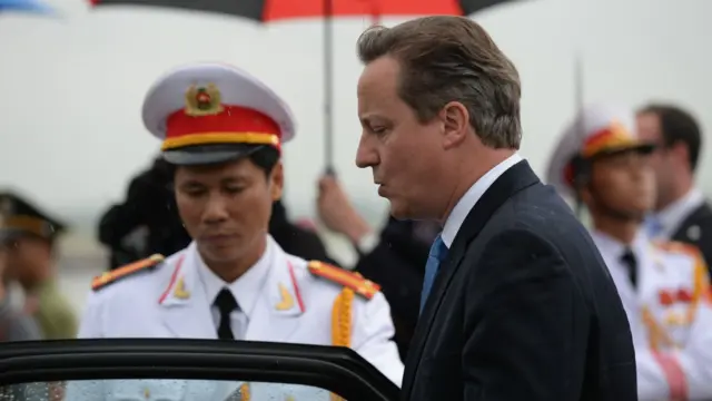 Sau khi đặt chân xuống sân bay Nội Bài vào khoảng 4 giờ chiều ngày thứ Tư 29/7, ông David Cameron lập tức có chuyến thăm xưởng sửa chữa và bảo dưỡng máy bay của công ty Kỹ thuật Máy bay Hàng không Việt Nam (VAECO).