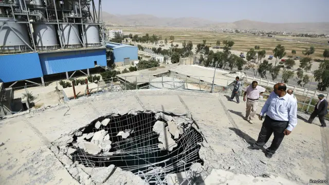 مستودع للوقود أصابته غارات التحالف بقيادة السعودية في محافظة عمران اليمنية.