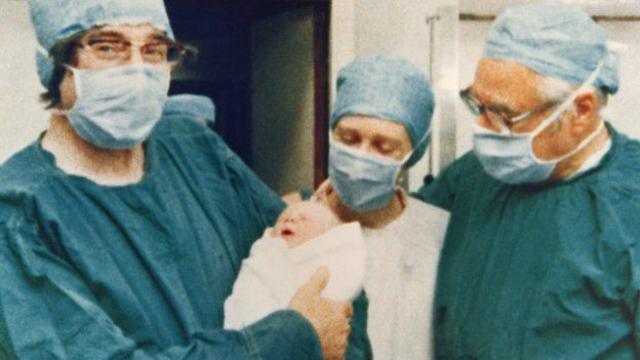 妇产科专家斯特布托（左）和生育生物学家罗伯特爵士与新生儿露易丝。
