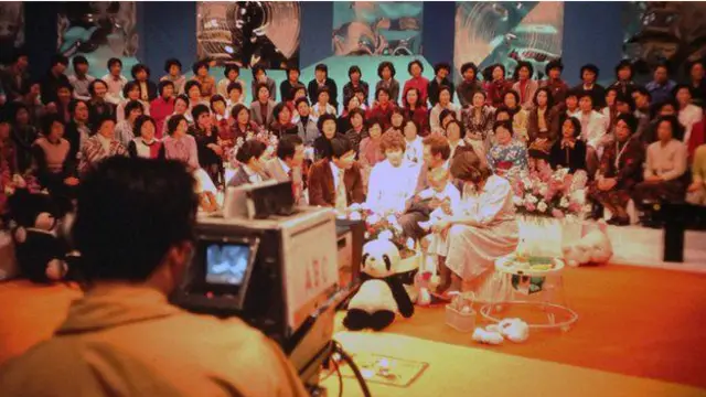 露易丝作为世界上第一个“试管婴儿”、布朗夫妇作为第一对“试管婴儿”的父母，他们的生活随着露易丝呱呱坠地的那一刻而彻底改变了。这是他们世界巡回访问的日本一站。