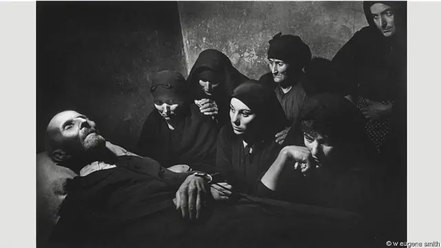 Фото испанской семьи у постели умирающего