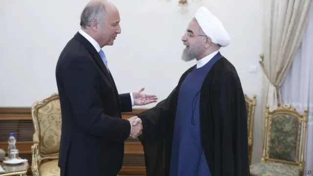 روبندۀ زنان و مناره‌های مساجد نیز همواره مشکل آفرین و مورد نزاع بوده است. «سمبولیسم مذهبی» نیز عنوانی است که مطبوعات غرب به این دست منازعات داده است تا حساب آن را از آزادی مذهبی جدا کند. اما جنگ سمبول‌ها فروکش نکرده است. آخرین مورد آن اختلاف نظر فرانسه و ایران بر سر ترتیب ضیافت رسمی رئیس جمهور ایران است که بعد حیثیتی، هویتی و نمادین آن آشکارا است.