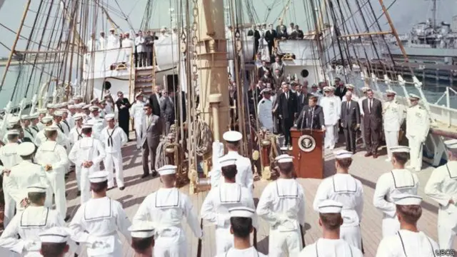 Buque escuela Aguila y presidente Kennedy