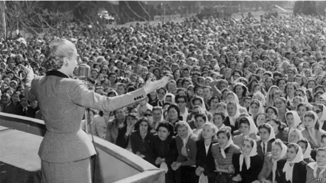 Эва Перон выступает перед женщинами в 1951 году