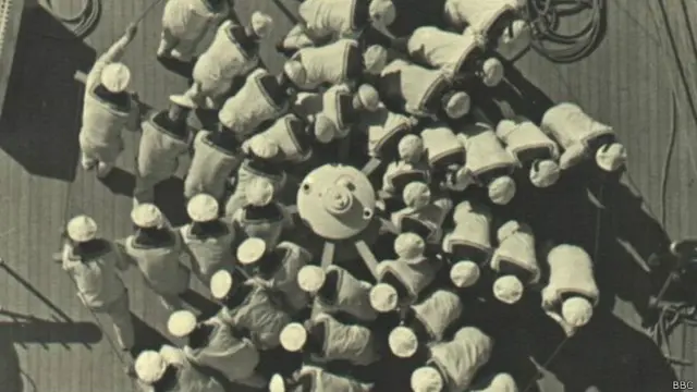 Marinos levantando el ancla