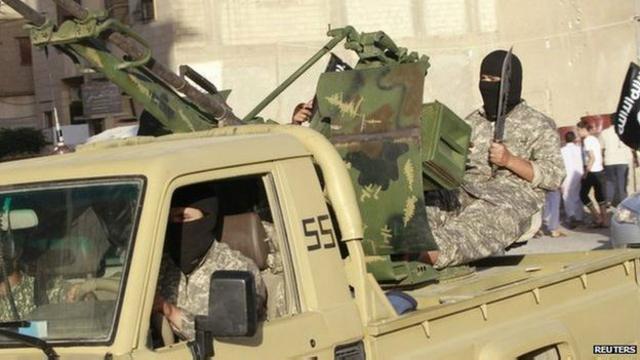 Вооруженные боевики ИГ в сирийской Ракке