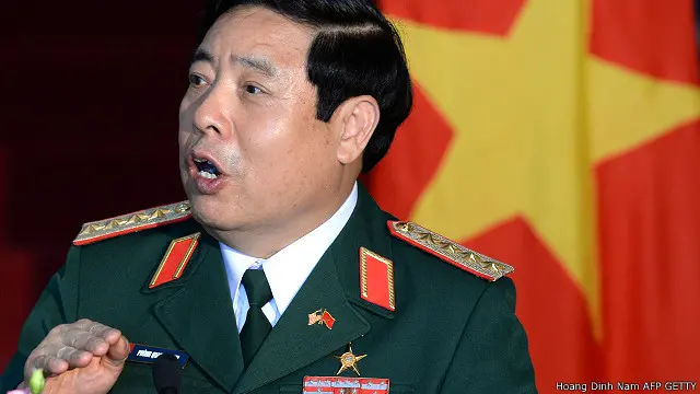 Tướng Phùng Quang Thanh nhấn mạnh rối loạn nội bộ có thể dẫn tới để mất biển đảo vào tay nước ngoài, theo tác giả.