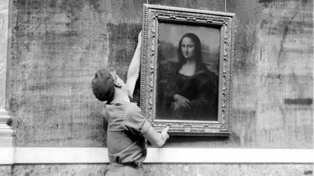 Сотрудник Лувра вешает картину Леонардо Да Винчи "Мона Лиза" в Лувре, 1947 г