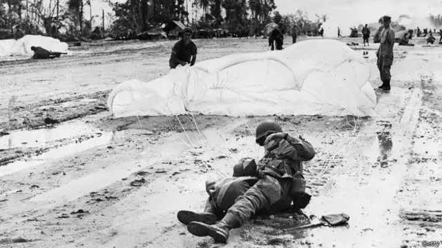 Американский парашютист приземлился на один из островов, 1945 г.