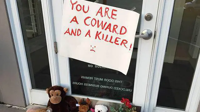 صورة التقطت من امام عيادة الطبيب الذي اعترف بقتل الأسد. 