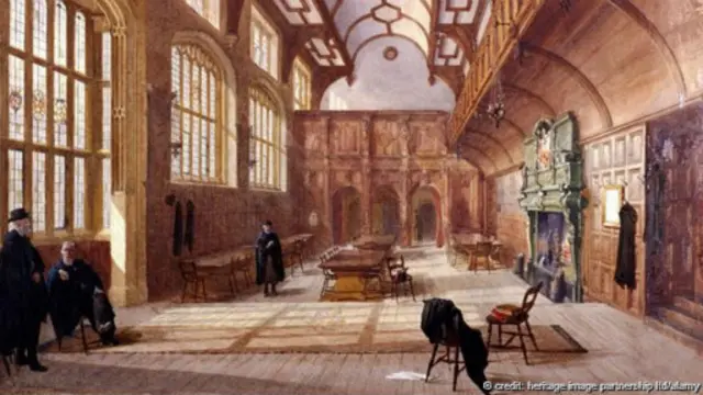 إن راحة البال والصداقة الحميمة قد ميزتا دار "تشارترهاوس" في لندن بطابع خاص على الدوام ، كما نشاهد في هذه اللوحة المرسومة بألوان مائية عام 1885 للرسام "جون كراوثر"