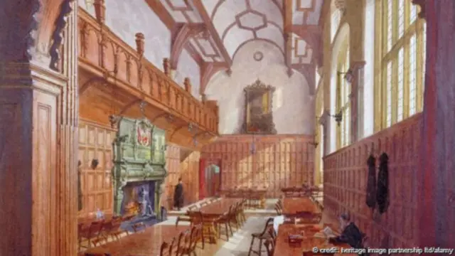 كان سقف القاعة الكبرى، حيث يتناول الأخوة طعامهم، قد دُمِّر نتيجة القصف خلال الحرب العالمية الثانية وأعيد بناؤه لاحقاً.