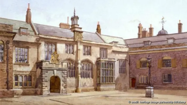  بُني هذا الجانب من قاعة "ماسترز كورت" عام 1546، ويبدو بالضبط اليوم كما كان عليه تقريبا عندما رسمة "جون كراوثر" عام 1885.