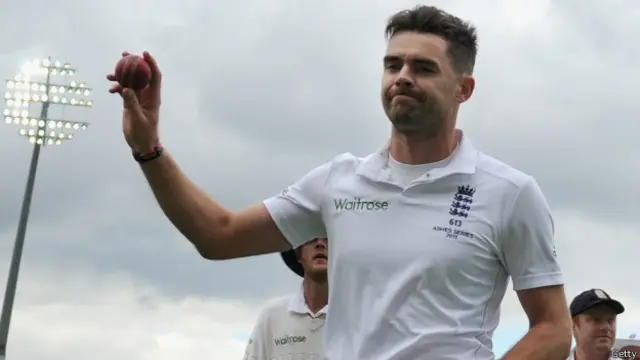 یہ واقعہ اس وقت پیش آیا جب سری لنکا کی پہلی اننگز میں اینڈرسن امپائر ایس روی کے ساتھ بےادبی سے پیش آئے تھے