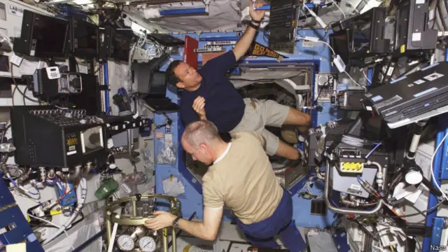 A equipe é monitorada durante o trabalho, para garantir que nenhum equipamento essencial saia do lugar