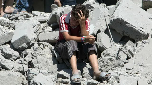 خلّف الصراع السوري 250 ألف قتيل وملايين اللاجئين، وفقا لتقديرات الأمم المتحدة.