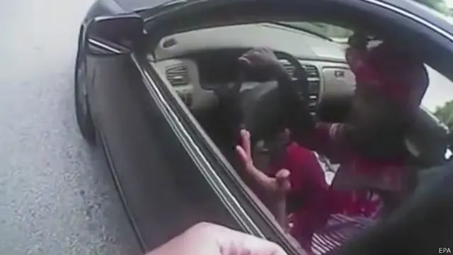 Samuel DuBose en su vehículo grabado por la cámara del policía