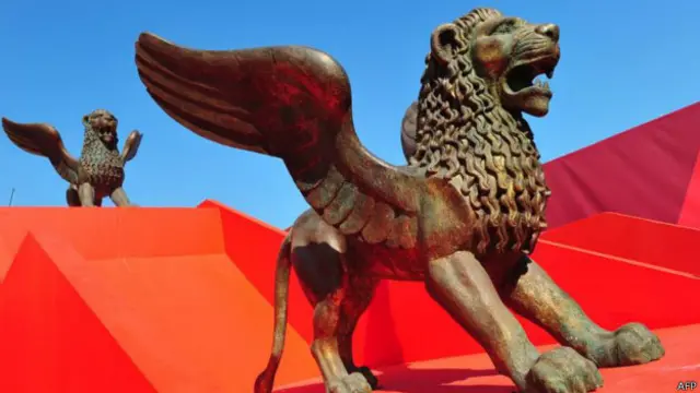 Скульптура льва