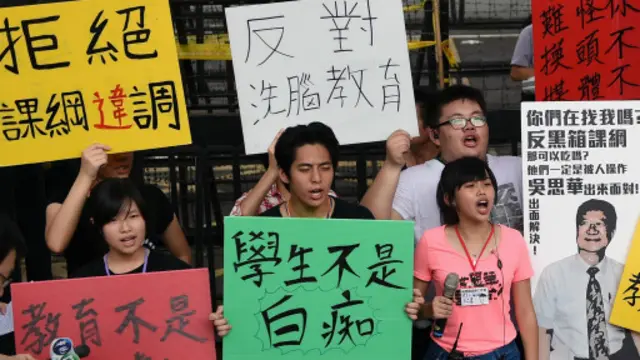 这一次的反课纲运动，虽然学生人数少得多，但引起台湾内部的冲突，却有过之而不及。