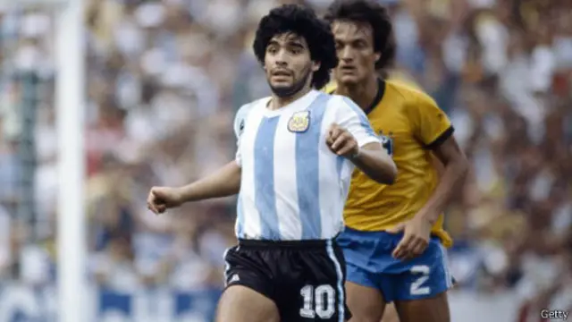 Di Piala Dunia 1982, Maradona dihukum kartu merah dan diusir dari lapangan hijau karena mengasari gelandang bertahan Brasil, Batista.