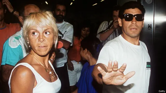 Villavane (kiri) menemani ketika Maradona mengakhiri karir sepak bola internasional karena terjerat kasus doping di Piala Dunia 1994.