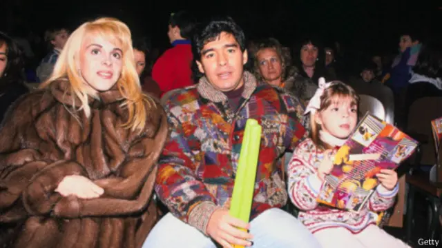 Sebelum bercerai, Maradona dan Villafane adalah pasangan kekasih yang tumbuh bersama sejak mereka hidup miskin di perkampungan kumuh di Buenos Aires, Argentina.
