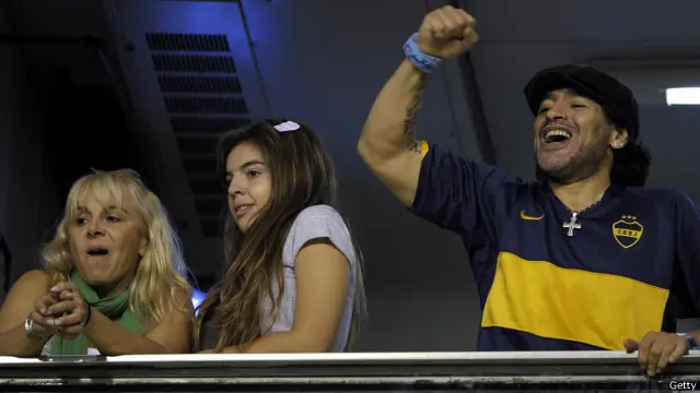 Villafane (kiri, 2008) ikut mendampingi Maradona ketika berjaya dengan merebut juara Piala Dunia 1986 di Meksiko, tetapi sekaligus menemani ketika Maradona mengakhiri karir sepak bola internasional karena terjerat kasus doping di Piala Dunia 1994.