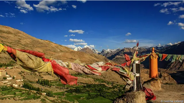 Молельные флаги трепещут на ветру