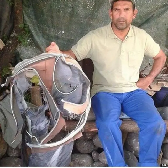 Chiếc vali nghi là của nạn nhân MH370 được tìm thấy trên đảo Reunion