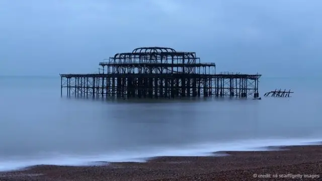 布萊頓的西棧橋建於1866年；1975年因安全原因不再對公眾開放。2003年遭遇兩次縱火（圖片來源：OliScarff/Getty Images）