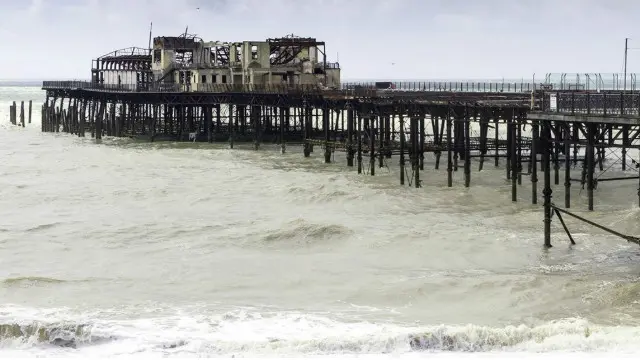 海斯廷斯（Hastings）的棧橋在2006年因安全問題關閉，在2010年又因火災部分被毀；目前正在重建。（圖片來源：Teo73/Thinkstock by Getty Images）