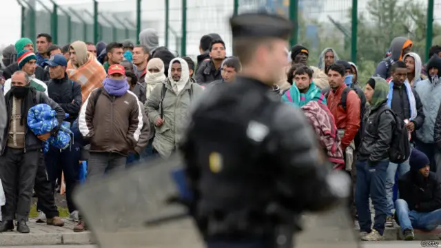 inmigrantes en el campo de refugiados de Calais, Francia.