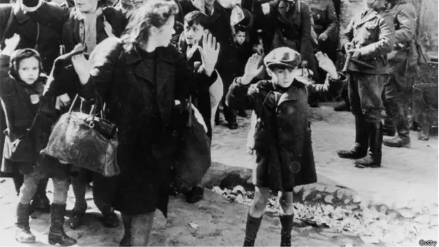 Abril de 1943: Judíos en Varsovia.